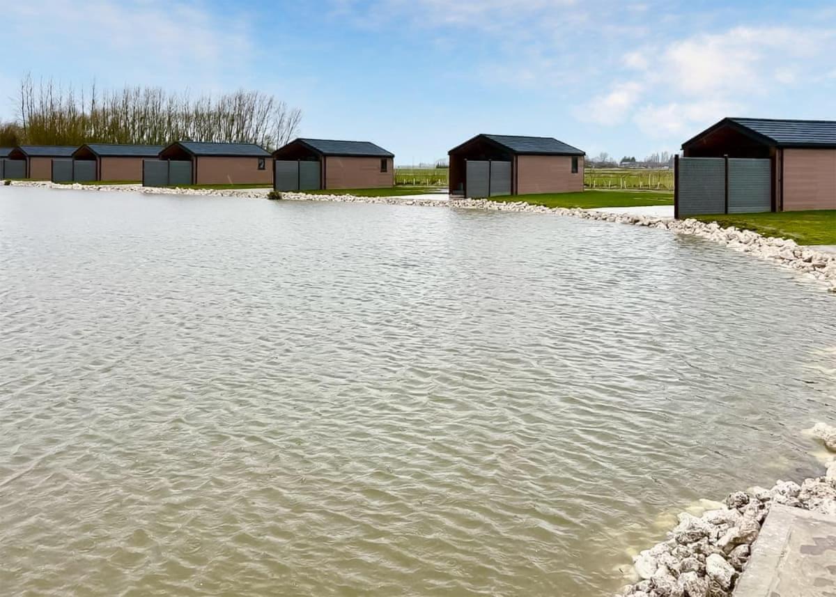 Lakeside Fishing Retreats Old Leake Exterior photo