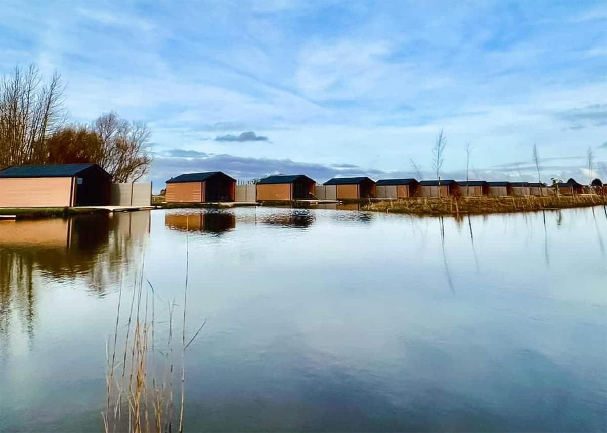 Lakeside Fishing Retreats Old Leake Exterior photo